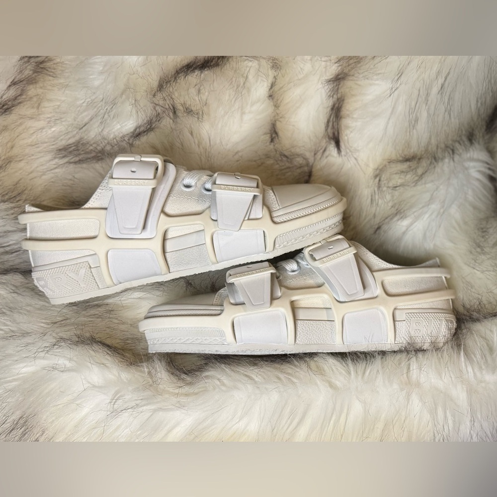 BURBERRY
White Canvas Sneakers
NWT | EU 35 - Picture 8 of 16